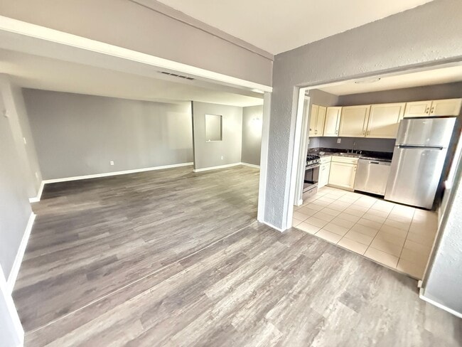 Building Photo - 9635 White Acre Rd