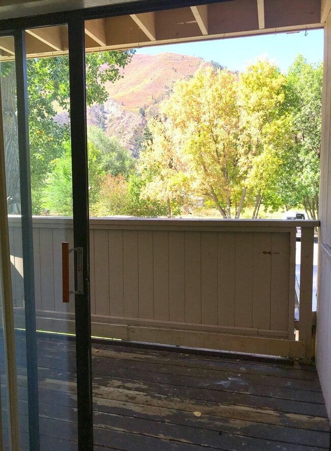 Building Photo - Spacious Condo in Secured Building – Prime...