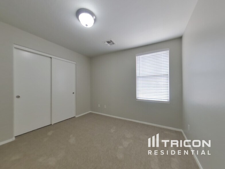 Building Photo - 15458 W Mercer Ln
