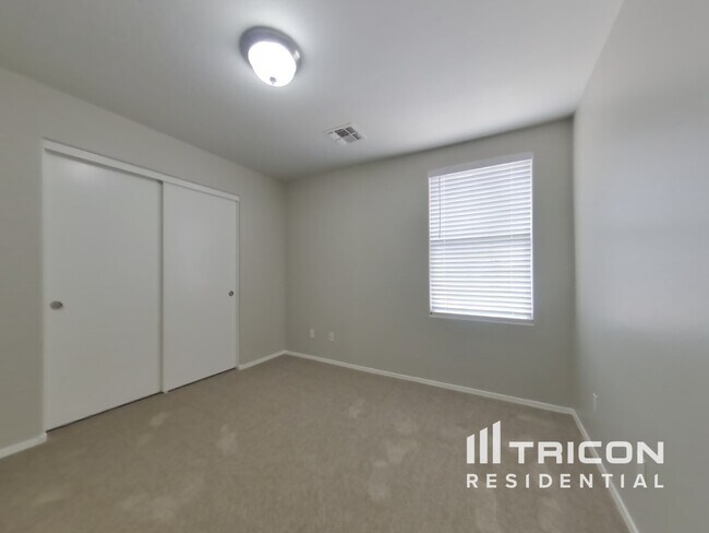 Building Photo - 15458 W Mercer Ln