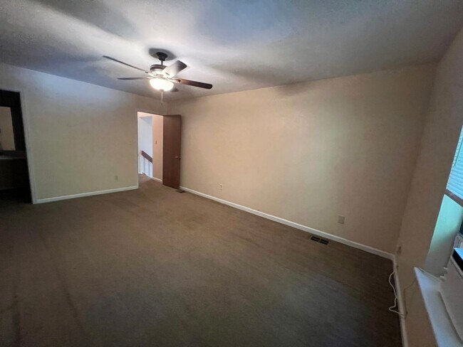 Building Photo - Cute 2 bedroom 2 bathroom townhome close t...