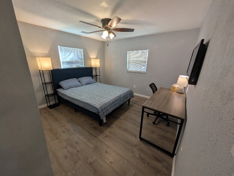 Building Photo - 511 Goliad St