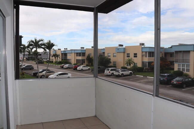 Building Photo - 464 Burgundy N