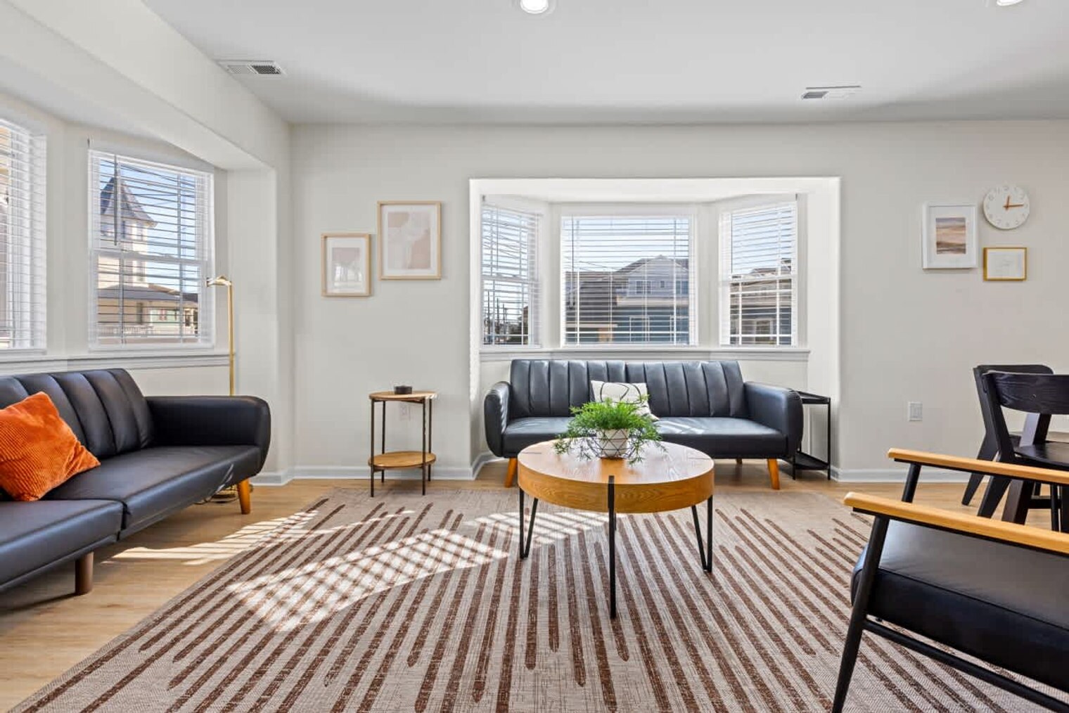 Building Photo - 142 E Youngs Ave