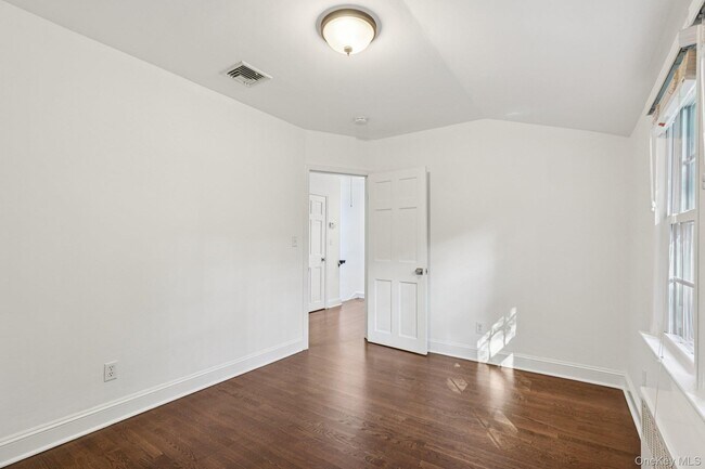 Building Photo - 71 Tamarack Rd