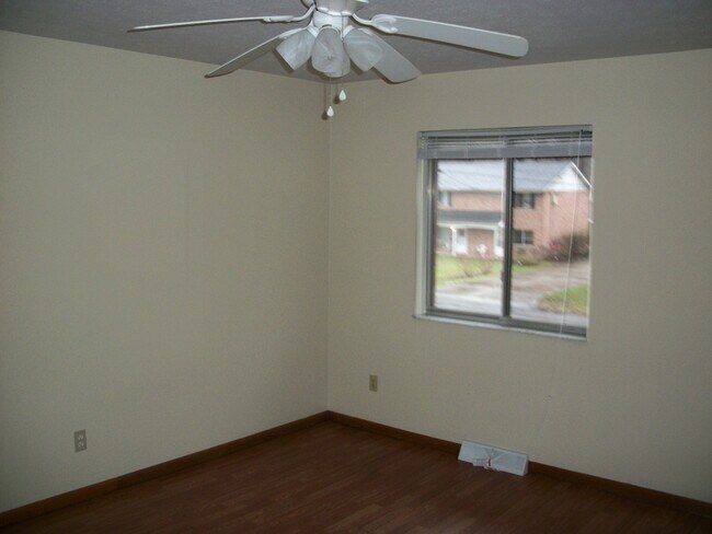 Building Photo - 465 Brentwood Dr