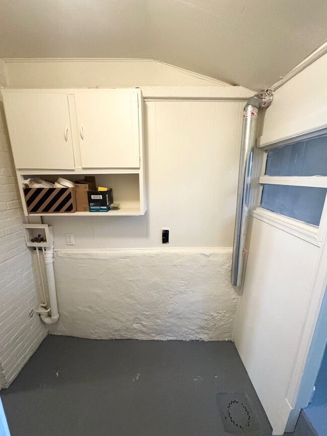 Building Photo - 3 Bedroom Semi-Detached Home