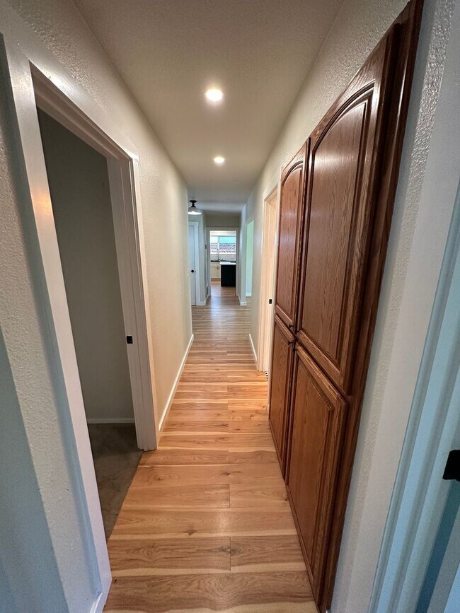 Building Photo - Beautiful 3 Bedroom, 2 Bath Tracy Home