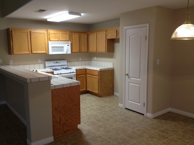 Building Photo - Beautiful NW Home 5 bed/2 bath $2700 Deposit & 2700 Rent
