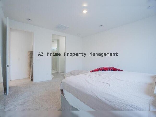 Building Photo - 4607 S 111th Dr