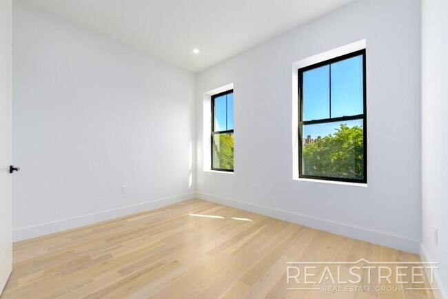 Building Photo - Stunning Brand New 2 Bed 2 Bath + PRIVATE ...