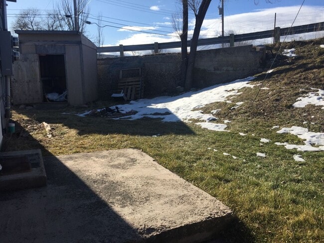 Building Photo - $1000 - 2 Bedroom 1 Bath Duplex - Newly Re...