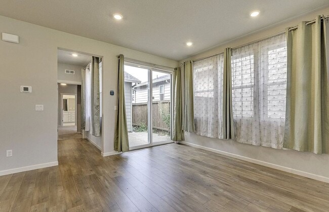 Building Photo - Discover the Charm of This Elegant North P...