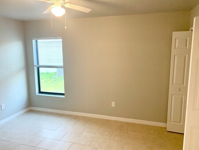 Building Photo - Like New DUPLEX 3 bedroom, 2 bath, 1 car g...