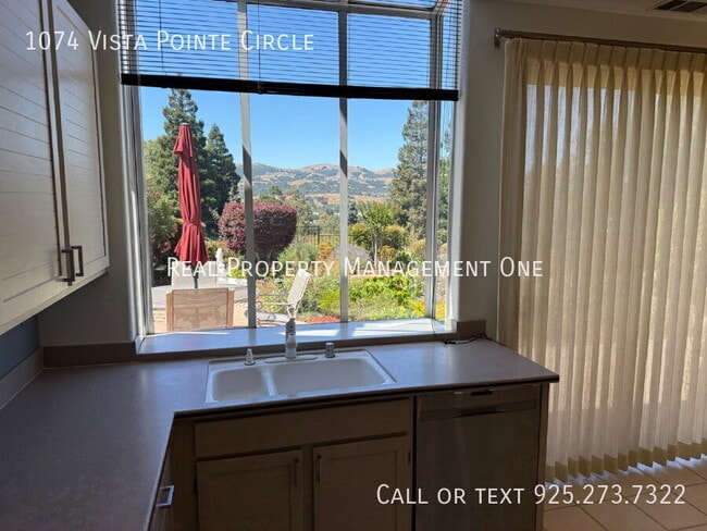 Building Photo - 1074 Vista Pointe Cir