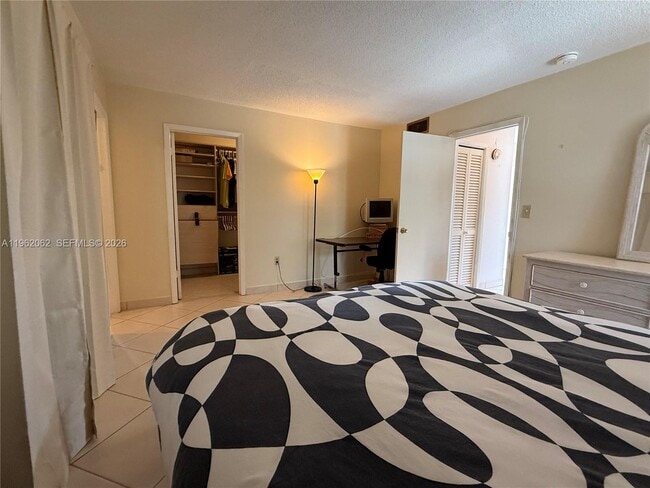 Building Photo - 6500 Kendale Lakes Dr