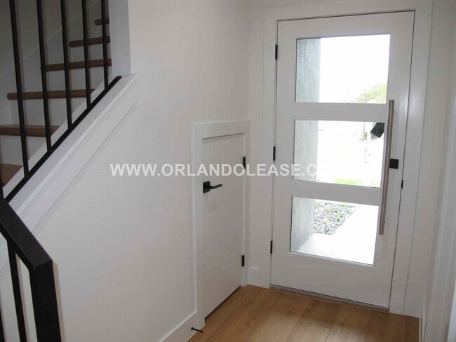 Building Photo - Beautiful 3/3.5 Townhome in the SODO area of Orlando