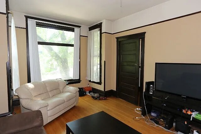 Building Photo - 3241 N Kenmore Ave