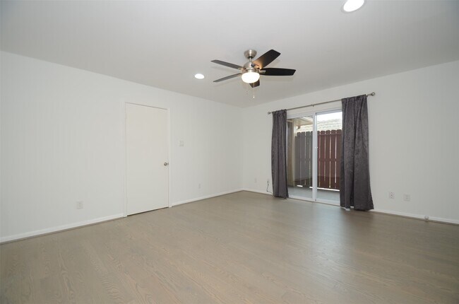 Building Photo - 5524 Beverly Hill St