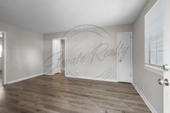 Building Photo - On Special: Two Bedroom Duplex in Hermitage!