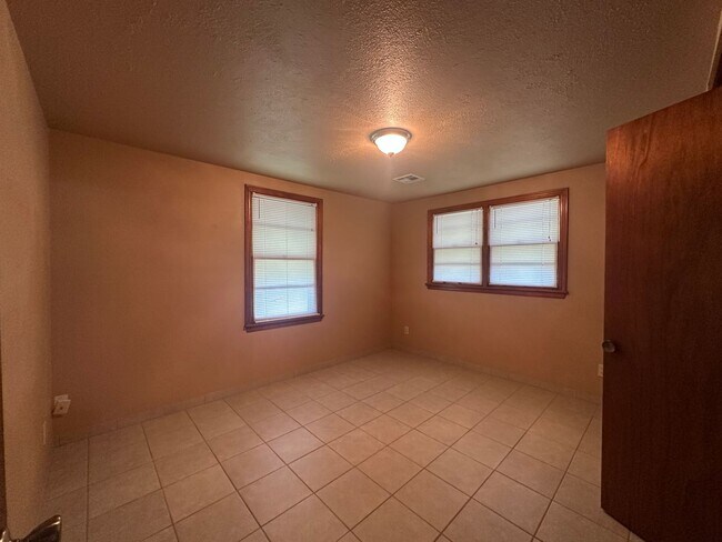 Building Photo - 16881 Beau-Kay Dr