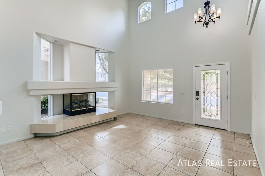 Building Photo - 10884 Royal Highlands St