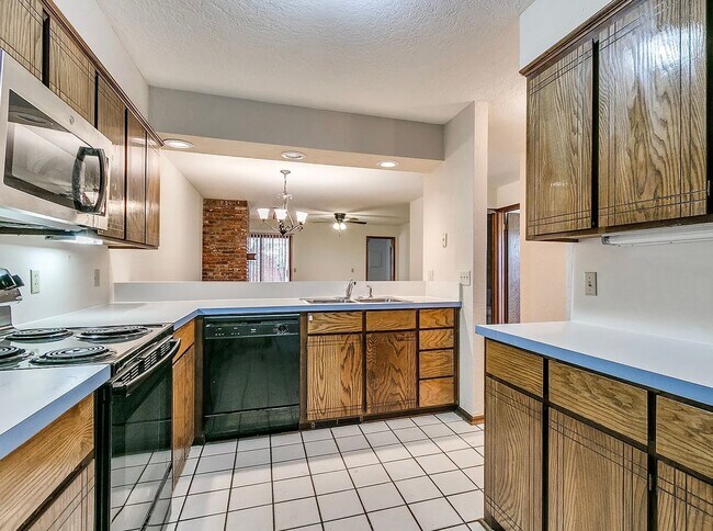 Building Photo - Beautiful 3bed/2bath Townhome Available in Westside Norman!!