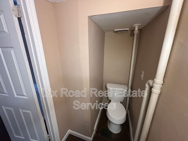 Building Photo - 722 East Ave