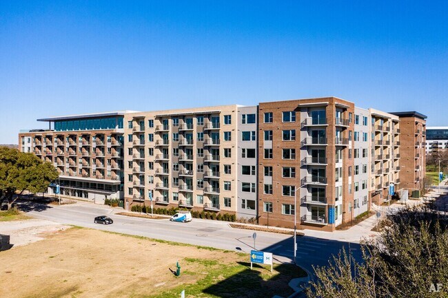 Building Photo - 1115 Town Creek Dr