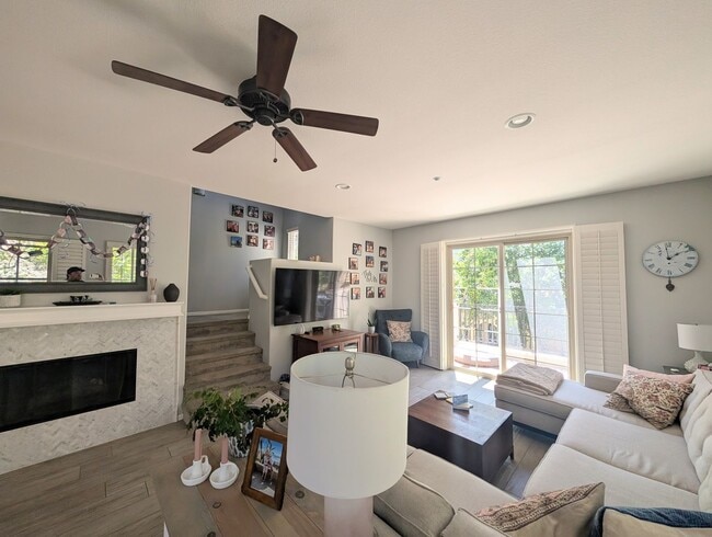Building Photo - Stunning Modern End Unit Tri Level Condo i...