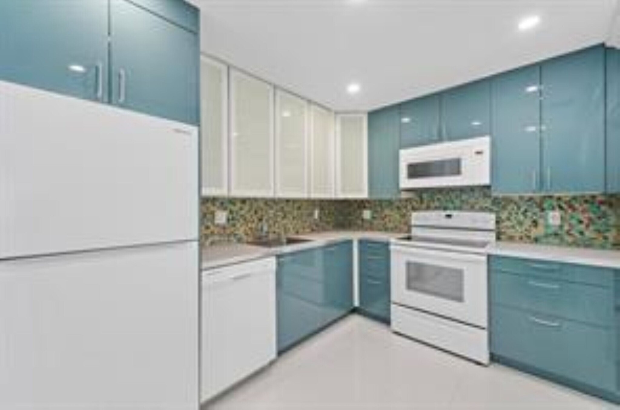 Building Photo - 3220 Bayview Dr