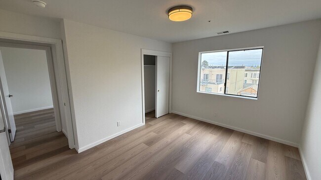 Building Photo - 1630 Oakdale Ave
