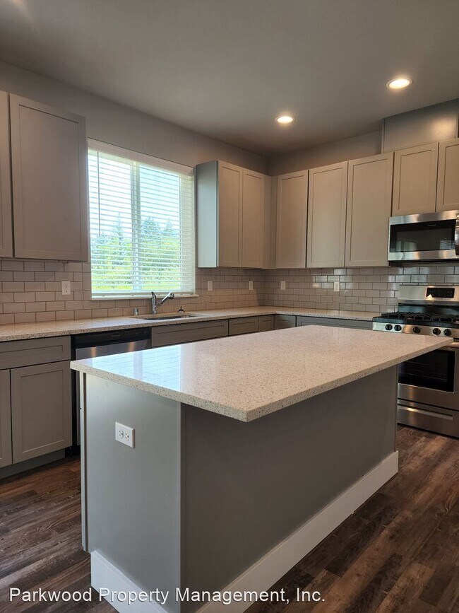 Building Photo - 4 br, 2.5 bath House - 15650 View Dr SE