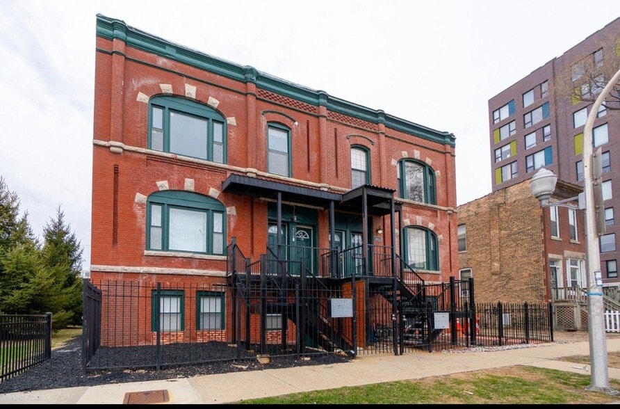 Building Photo - 4326 S Calumet Ave