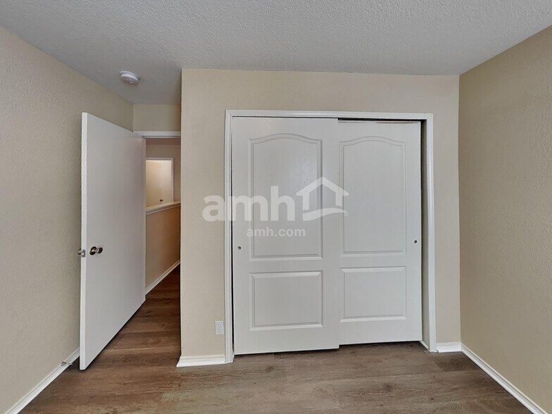 Building Photo - 16131 Branching Oaks