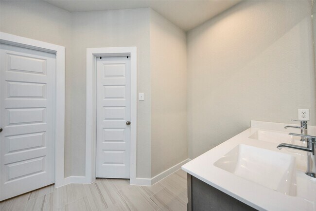 Building Photo - 11834 Maple Oak Dr