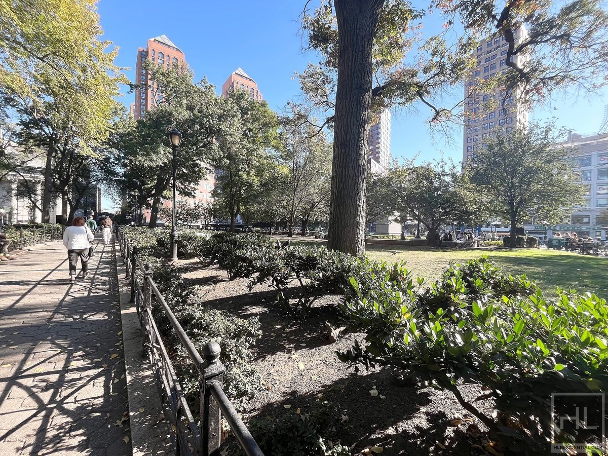 Building Photo - 5 AVENUE