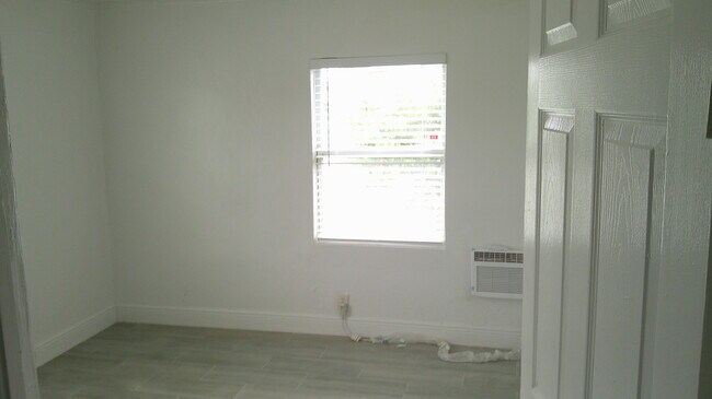 Building Photo - 900 W 9th St