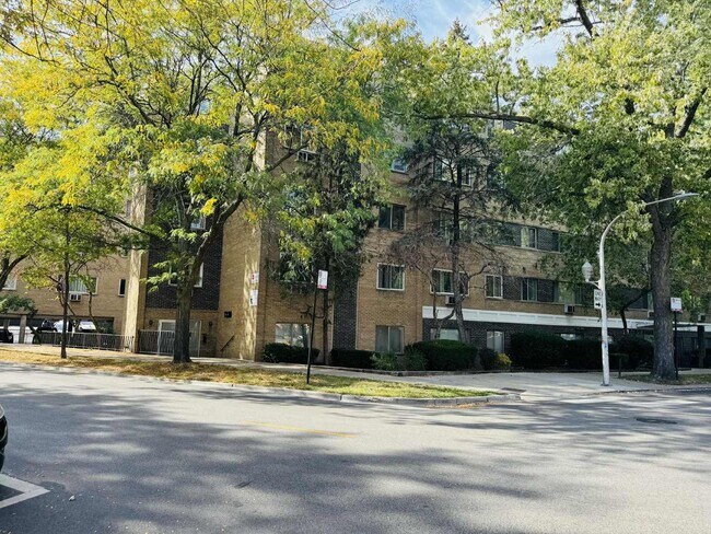 Building Photo - 7320 N Rogers Ave