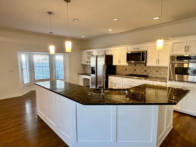 Building Photo - Stunning 4 bedroom, 3 bath home with a pool in beautiful Cedar Ridge!