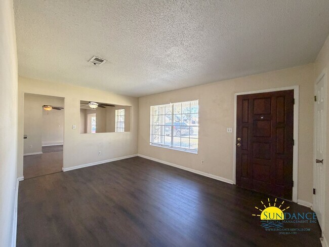 Building Photo - 3 Bedrooms Home With a Pool