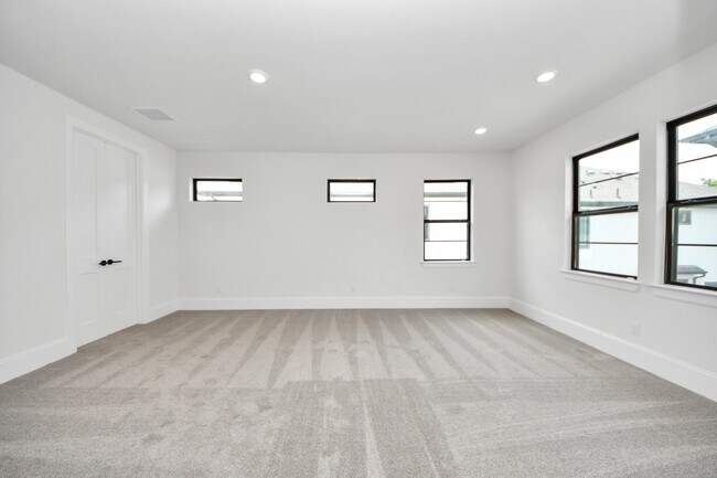 Building Photo - 12010 Royal Oaks Banner Wy
