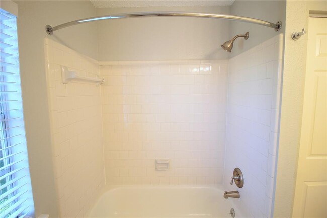 Building Photo - 3323 Hidden Creek Dr