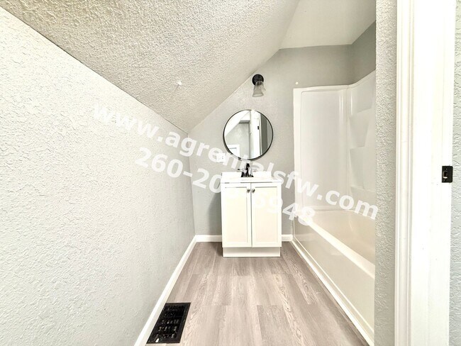 Building Photo - 320 W 15th St