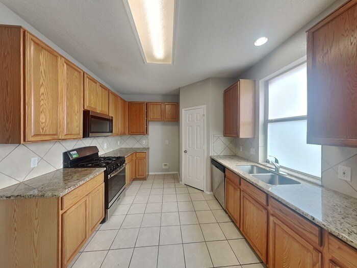 Building Photo - 18810 Woodglen Shadows Dr