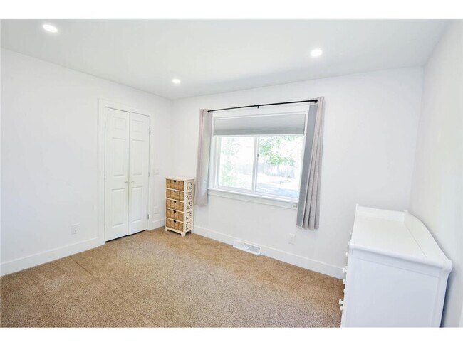 Building Photo - 120 8th Ave E