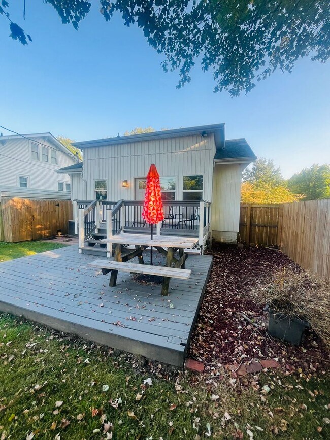 Building Photo - The West Jefferson — Furnished comfort in the heart of Mid-Town.