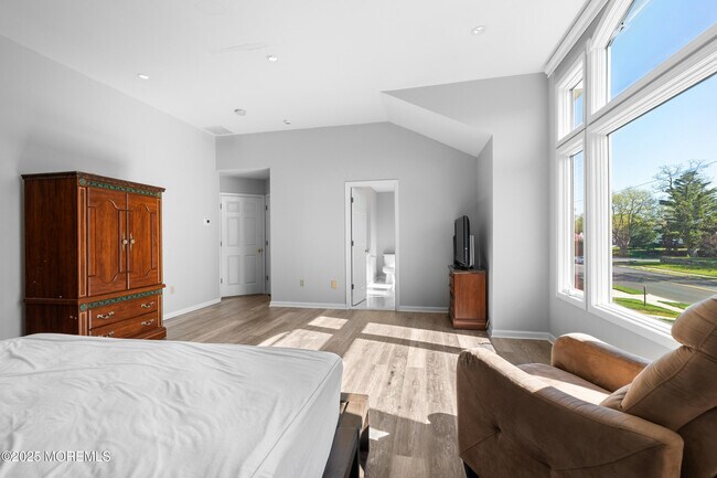 Building Photo - 230 Norwood Ave N