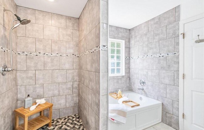 Building Photo - 5 Bedroom, 2.5 Bath Home in St. James Woods  ** Available for showings 3/25/2026 **