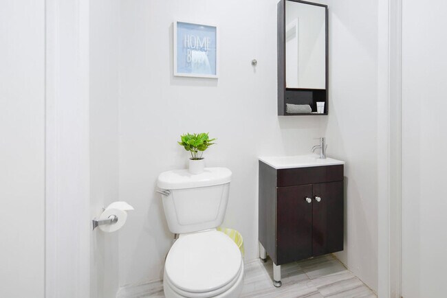 Building Photo - 6715 NE Miami Pl